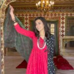 Anju Kurian Instagram - Live every moment like it’s your last🥰. From beautiful hues to beautiful aesthetic, Jaipur has everything. #anjukurianjourney #jaipurdiaries #citypalace #traveladdict . . Styling- @stylefilesbyzoya__joy Wardrobe - @chaaya.in
