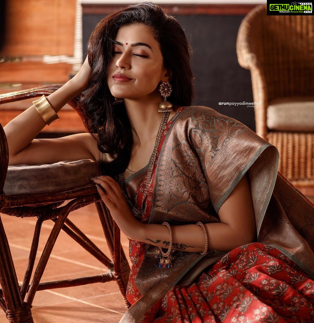 Anju Kurian Instagram - Involved in my inner world ❤️❤️❤️. I close my eyes to old ends and open my heart to new beginnings ✨. . . . Photography : @arun_payyadimeethal Styling : @_maaay____ Costume : @teekey_official Make up : @sreshtamakeup Accessories: @la_saluto Camera Assist : @rahulthuvassery_94 Location : @ayurvedichospital