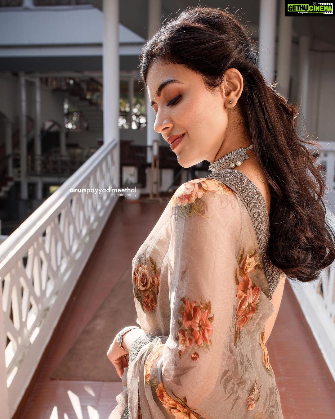 Anju Kurian Instagram - ❤️❤️❤️ Photography @arun_payyadimeethal Styling : @_maaay____ Costume : @teekey_official Make up : @sreshtamakeup Accessories: @la_saluto Camera Assist : @rahulthuvassery_94 Location : @ayurvedichospital