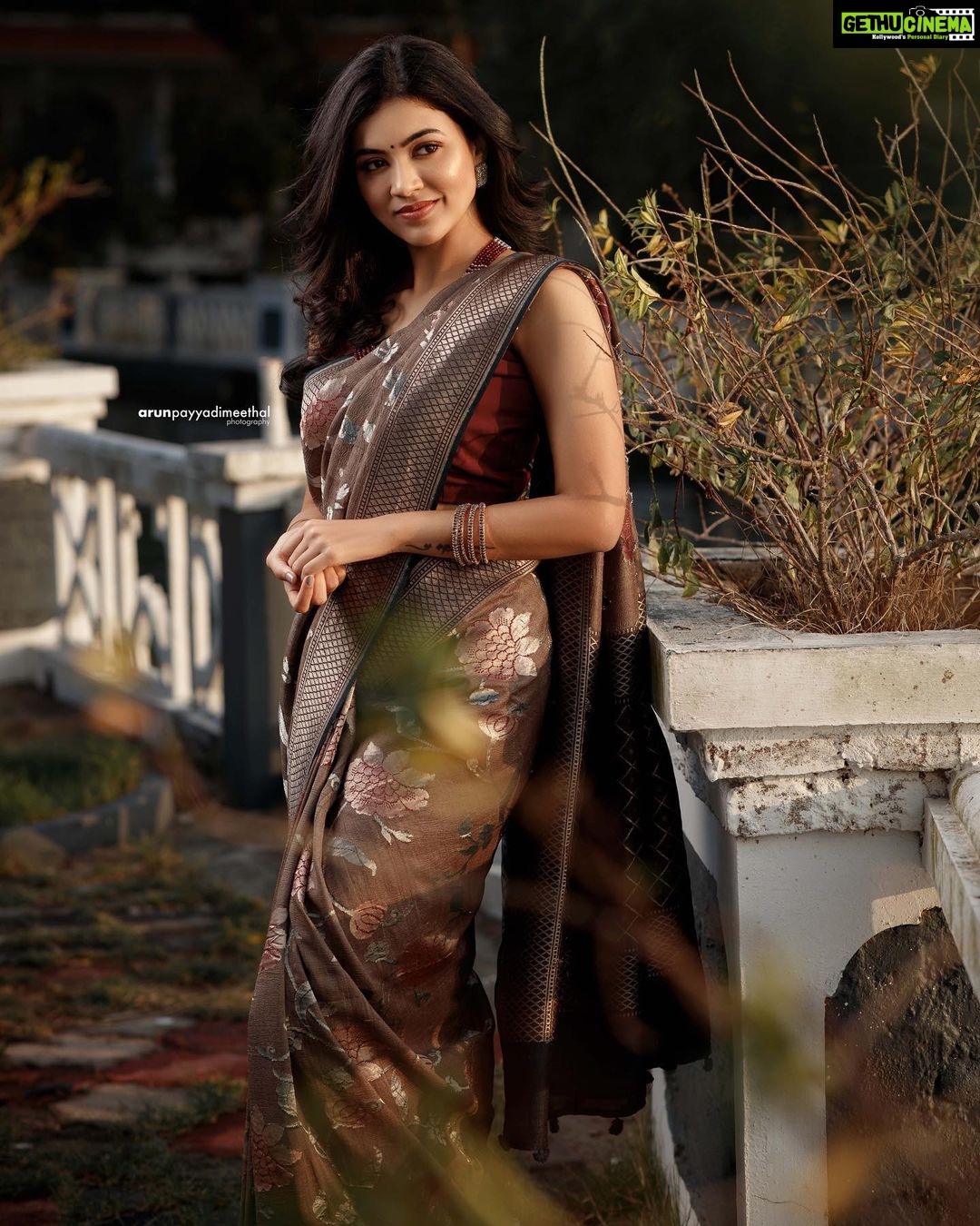Anju Kurian Instagram - That traditional vibe!!! 🤎🤎🤎 . . . Photography @arun_payyadimeethal Styling : @_maaay____ Costume : @teekey_official Make up : @sreshtamakeup Accessories: @la_saluto Camera Assist : @rahulthuvassery_94 Location : @ayurvedichospital
