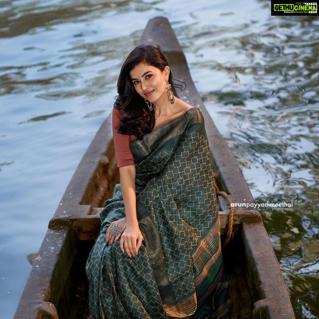 Anju Kurian Instagram - Hello 2021 π Give wings to your dreams and let them come true in 2021 ππ₯°. . . . Photography @arun_payyadimeethal Styling : @_maaay____ Costume : @teekey_official Make up : @sreshtamakeup Accessories: @la_saluto Camera Assist : @rahulthuvassery_94 Location : @ayurvedichospital Rajah Island