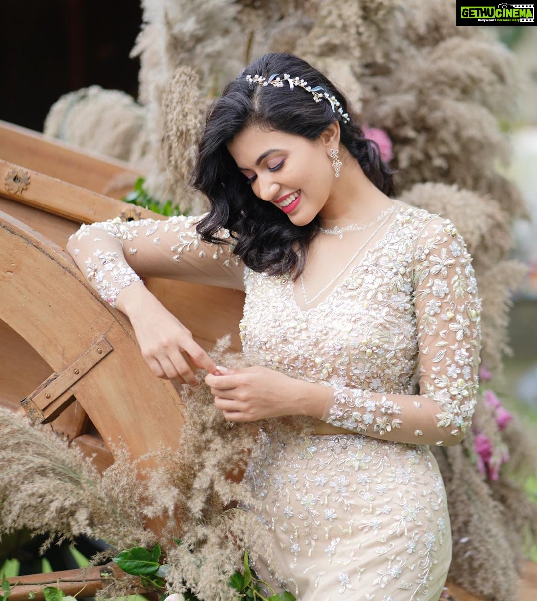 Anju Kurian Instagram - ✨🍀✨ . . . P.C - @milanmaliackal Designer- @rosantoparekkattil Stylist - @soorajskofficial MUA- @_aishwarya_karayil Decor - @lumiere__events