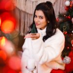 Anju Kurian Instagram - Keep calm and jingle all the way ✨. Merry Christmas and happy holidays to everyone 🎄. 🎥- @jiksonphotography 💁🏻‍♀️- @stylefilesbyzoya__joy 💄- @femy_antony__ 👗- @vewora_store Decor- @macst_udio #christmas2021 #merrychristmas #happydays #favouritedayoftheyear #jinglebells #goodvibes #colourtheme #instamood #loveyouall #instafamily
