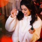 Anju Kurian Instagram - Keep calm and jingle all the way ✨. Merry Christmas and happy holidays to everyone 🎄. 🎥- @jiksonphotography 💁🏻‍♀️- @stylefilesbyzoya__joy 💄- @femy_antony__ 👗- @vewora_store Decor- @macst_udio #christmas2021 #merrychristmas #happydays #favouritedayoftheyear #jinglebells #goodvibes #colourtheme #instamood #loveyouall #instafamily