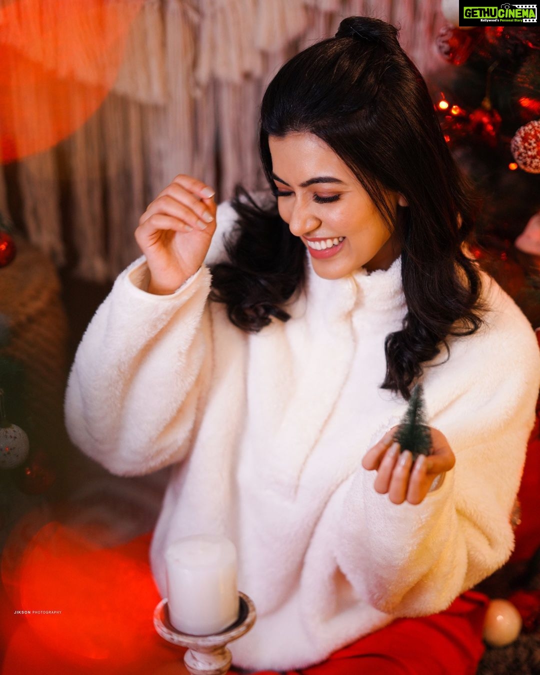 Anju Kurian Instagram - Keep calm and jingle all the way β¨. Merry Christmas and happy holidays to everyone π. π₯- @jiksonphotography ππ»ββοΈ- @stylefilesbyzoya__joy π- @femy_antony__ π- @vewora_store Decor- @macst_udio #christmas2021 #merrychristmas #happydays #favouritedayoftheyear #jinglebells #goodvibes #colourtheme #instamood #loveyouall #instafamily
