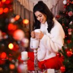 Anju Kurian Instagram - Keep calm and jingle all the way ✨. Merry Christmas and happy holidays to everyone 🎄. 🎥- @jiksonphotography 💁🏻‍♀️- @stylefilesbyzoya__joy 💄- @femy_antony__ 👗- @vewora_store Decor- @macst_udio #christmas2021 #merrychristmas #happydays #favouritedayoftheyear #jinglebells #goodvibes #colourtheme #instamood #loveyouall #instafamily