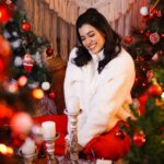 Anju Kurian Instagram - Keep calm and jingle all the way ✨. Merry Christmas and happy holidays to everyone 🎄. 🎥- @jiksonphotography 💁🏻‍♀️- @stylefilesbyzoya__joy 💄- @femy_antony__ 👗- @vewora_store Decor- @macst_udio #christmas2021 #merrychristmas #happydays #favouritedayoftheyear #jinglebells #goodvibes #colourtheme #instamood #loveyouall #instafamily