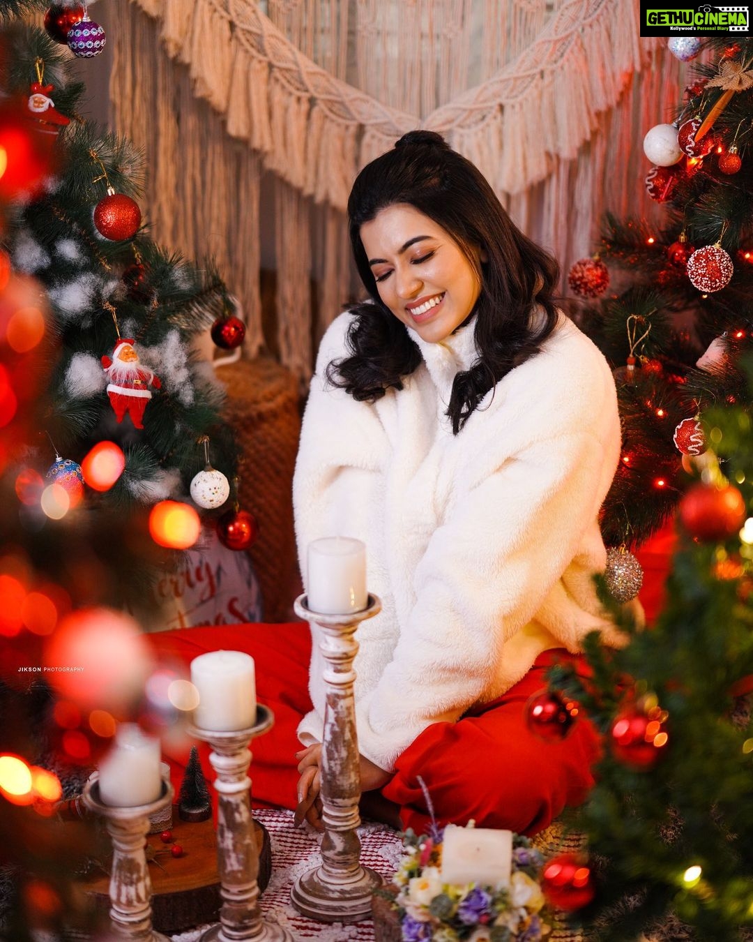Anju Kurian Instagram - Keep calm and jingle all the way β¨. Merry Christmas and happy holidays to everyone π. π₯- @jiksonphotography ππ»ββοΈ- @stylefilesbyzoya__joy π- @femy_antony__ π- @vewora_store Decor- @macst_udio #christmas2021 #merrychristmas #happydays #favouritedayoftheyear #jinglebells #goodvibes #colourtheme #instamood #loveyouall #instafamily