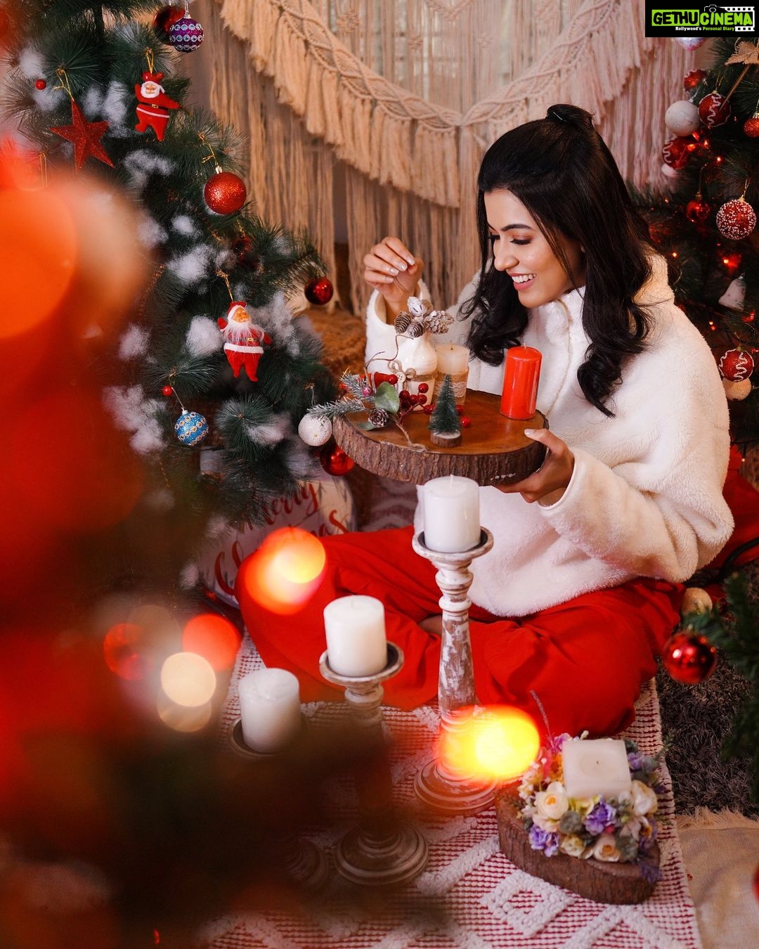 Anju Kurian Instagram - Keep calm and jingle all the way β¨. Merry Christmas and happy holidays to everyone π. π₯- @jiksonphotography ππ»ββοΈ- @stylefilesbyzoya__joy π- @femy_antony__ π- @vewora_store Decor- @macst_udio #christmas2021 #merrychristmas #happydays #favouritedayoftheyear #jinglebells #goodvibes #colourtheme #instamood #loveyouall #instafamily