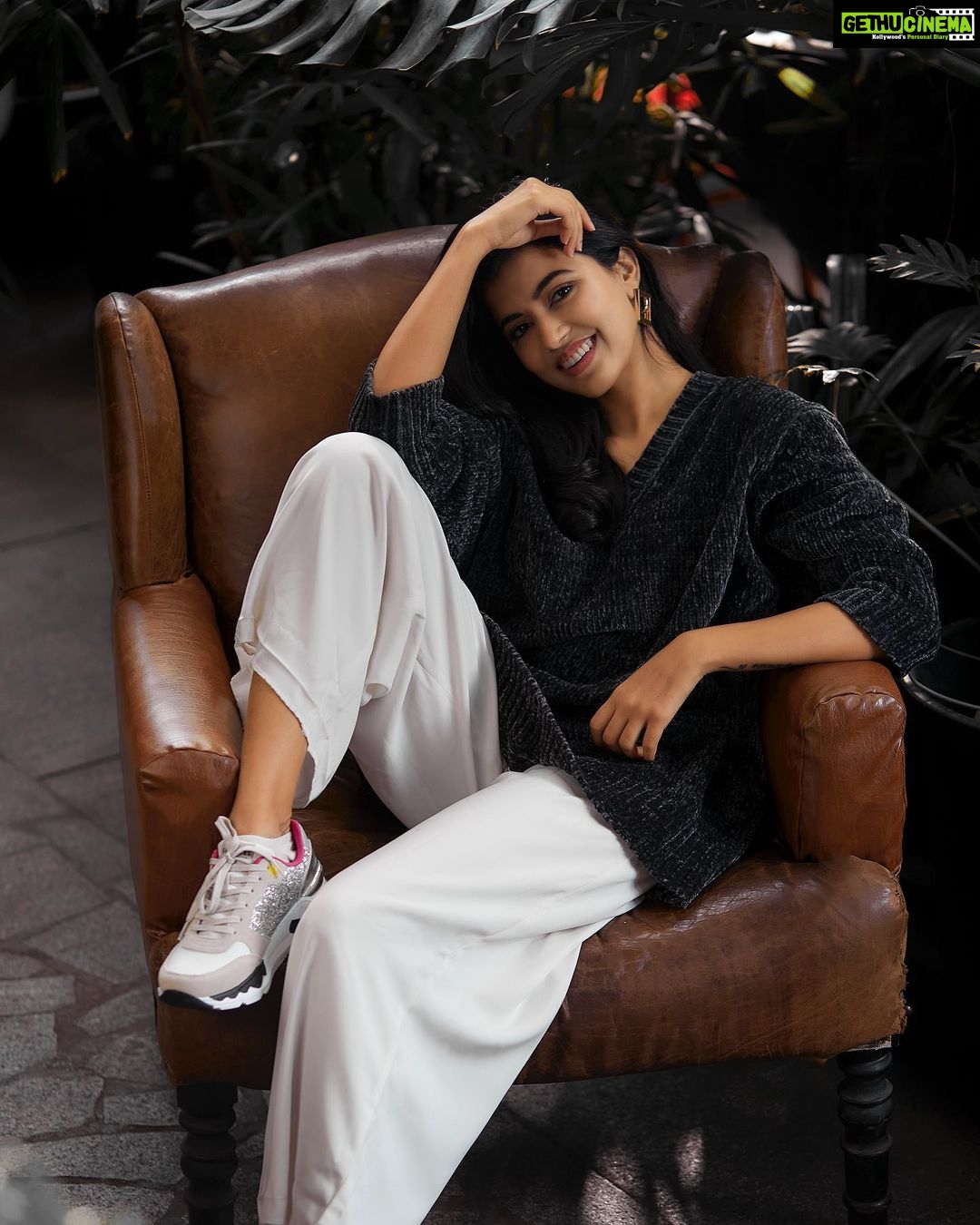Anju Kurian Instagram - Are you excited to celebrate Christmas π
π? Shot by: @abinvrghz Styled by: @stylefilesbyzoya__joy Makeup & Hair by: @rachna.bespokemakeovers Outfit: @vewora_store Photography crew : @_earth_species_ Assisted by: @amandeenpeola @shreesubha_tamizh Location : @socialoffline FB: koramangalasocials @james_george_2000 #christmastime #justories #happinessisachoice #bangalore #photoshoot #portraitphotography #eveningpost #instafashion #2021 Bangalore, Karnataka
