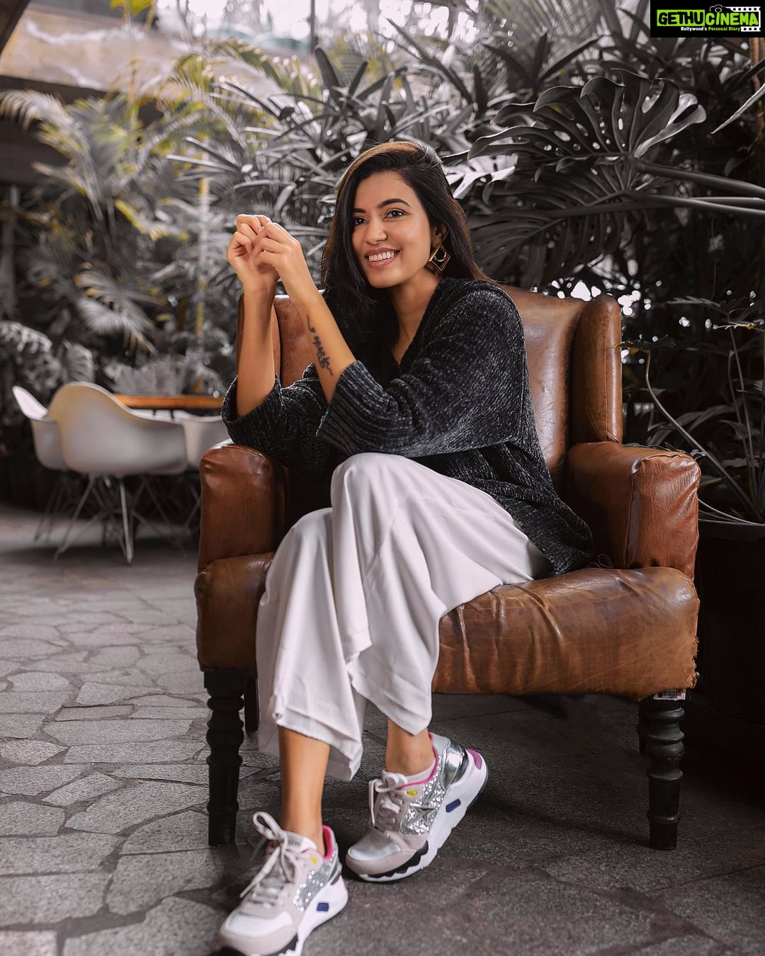 Anju Kurian Instagram - Are you excited to celebrate Christmas π
π? Shot by: @abinvrghz Styled by: @stylefilesbyzoya__joy Makeup & Hair by: @rachna.bespokemakeovers Outfit: @vewora_store Photography crew : @_earth_species_ Assisted by: @amandeenpeola @shreesubha_tamizh Location : @socialoffline FB: koramangalasocials @james_george_2000 #christmastime #justories #happinessisachoice #bangalore #photoshoot #portraitphotography #eveningpost #instafashion #2021 Bangalore, Karnataka