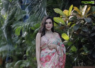 Ankitta Sharma Instagram - 𝘼𝙡𝙚𝙭𝙖, 𝙥𝙡𝙖𝙮 𝙨𝙖𝙧𝙚𝙚 𝙠 𝙛𝙖𝙡𝙡 𝙨𝙖.. @gopivaiddesigns @shrushti_216 @tanveershaikhfilms786 @makeupbysabashaikh