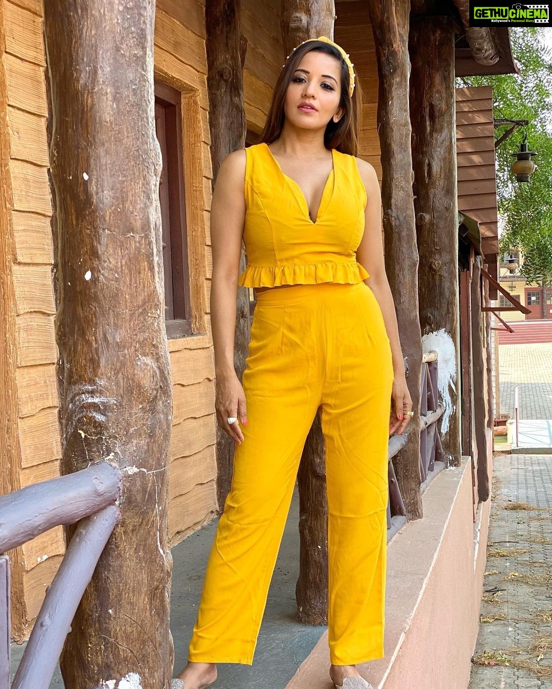 Antara Biswas Instagram - 💛💛💛💛 #goodmorning #sunday #vibes
