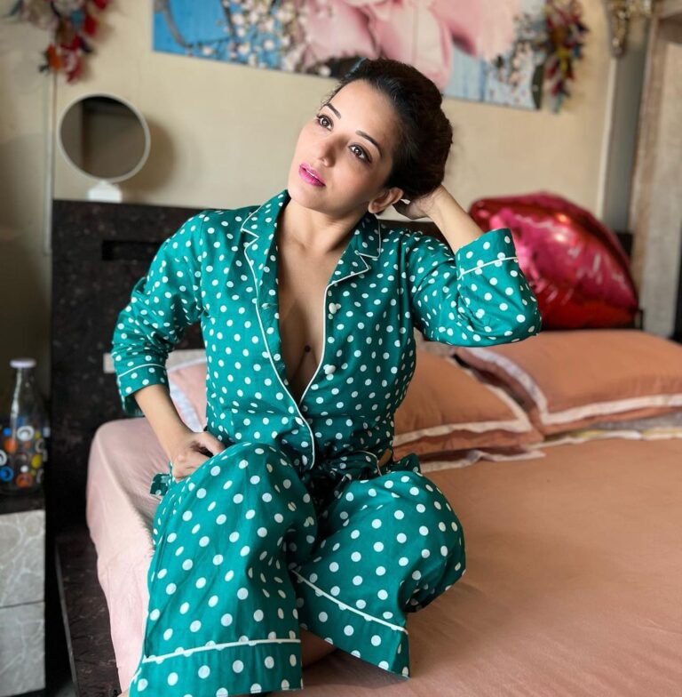 Antara Biswas Instagram - Sparkle ✨ When You are sleeping… And Get Up And Pose With Your Bestie 🤪😇😇 @riyasingh2291 Outfits: @cotcloclothing Styling: @styling.your.soul