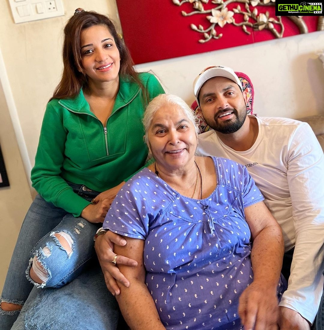 Antara Biswas Instagram - HAPPYYYY NEW YEAR #2022 โฆ May It Be Filled With New Adventures And Good Fortunes ๐๐๐โฆ. #happynewyear #positivity #goodhealth #blessings #newbeginnings #love #prosperity #bekind โฆ. Our First Pics of 2022 โค๏ธ