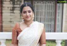 Anu Sithara Instagram - Stylist : @asaniya_nazrin Makeup and Hair : @pinkyvisal Outfit : @jishaprasadatelier Jewellery : @kushalsfashionjewellery