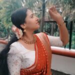 Anu Sithara Instagram - Stylist : @asaniya_nazrin Jewellery : @ttdevassy Outfit : @itiha.india @vishnuprasadsignature @mazhavilmanoramatv #samsungfold