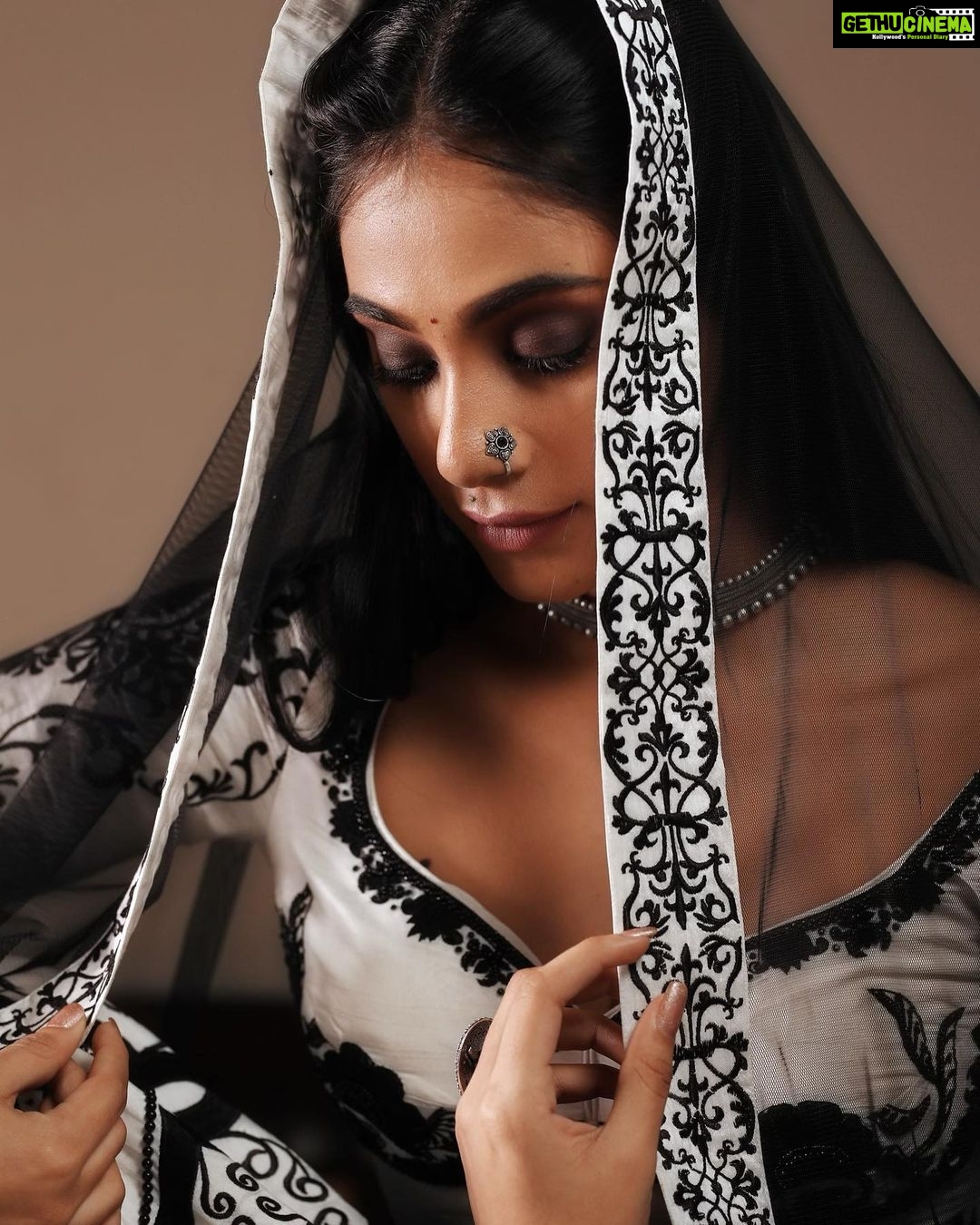 Anukreethy Vas Instagram - No titles, just vibes ✌️ . Shot by @thevenkatbala @vbstudio_india Outfit & styling team @archana.karthick H&m @salomirdiamond @hairtalebykomal @raisedbrowsbybhavani & team . Jewellery @taniga.adornyourself Location @miththam . #blackandwhite #photoshoot #anukreethyvas #anukreethy_vas #missindia2018 #missindiaworld2018 Mittham