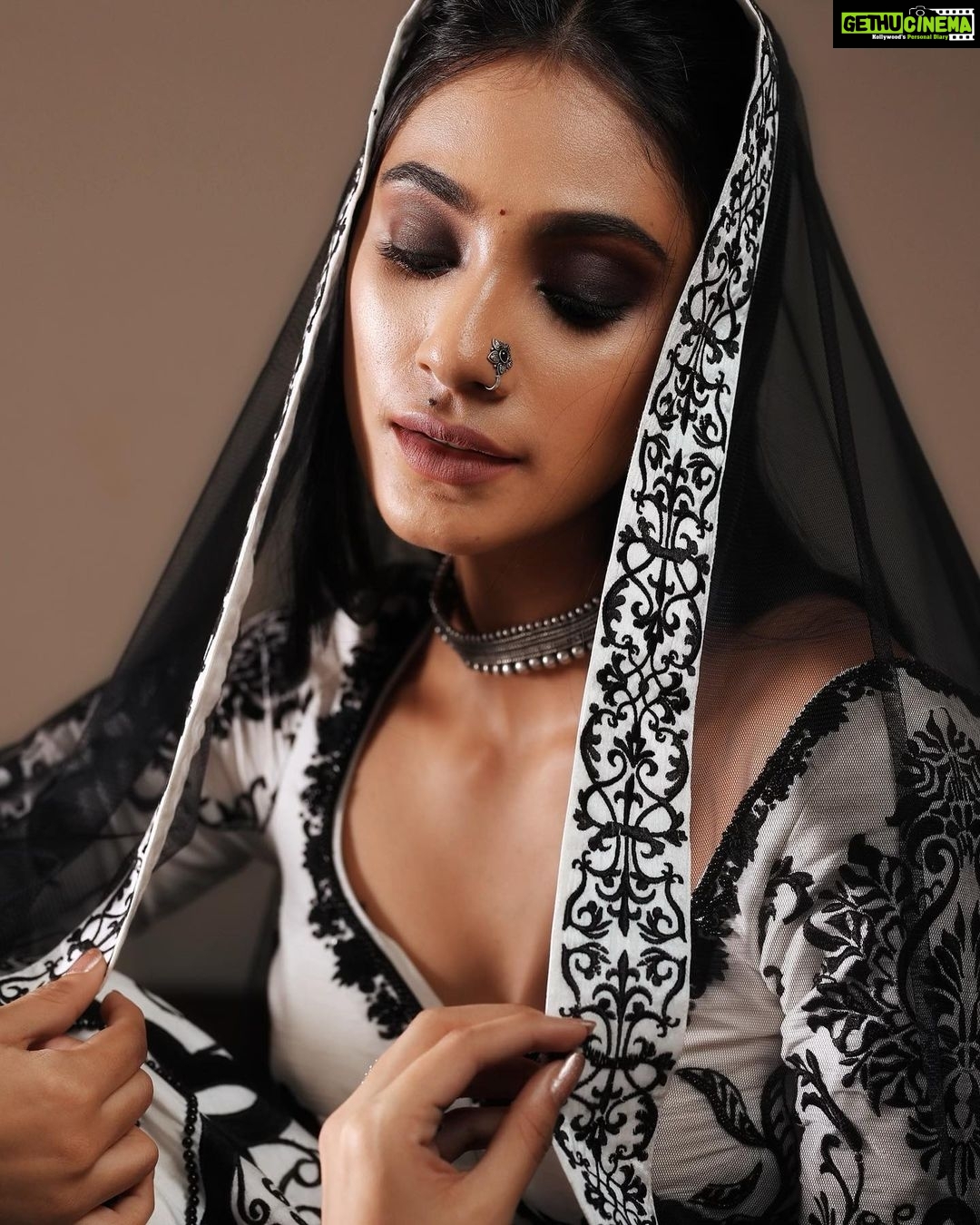 Anukreethy Vas Instagram - No titles, just vibes ✌️ . Shot by @thevenkatbala @vbstudio_india Outfit & styling team @archana.karthick H&m @salomirdiamond @hairtalebykomal @raisedbrowsbybhavani & team . Jewellery @taniga.adornyourself Location @miththam . #blackandwhite #photoshoot #anukreethyvas #anukreethy_vas #missindia2018 #missindiaworld2018 Mittham
