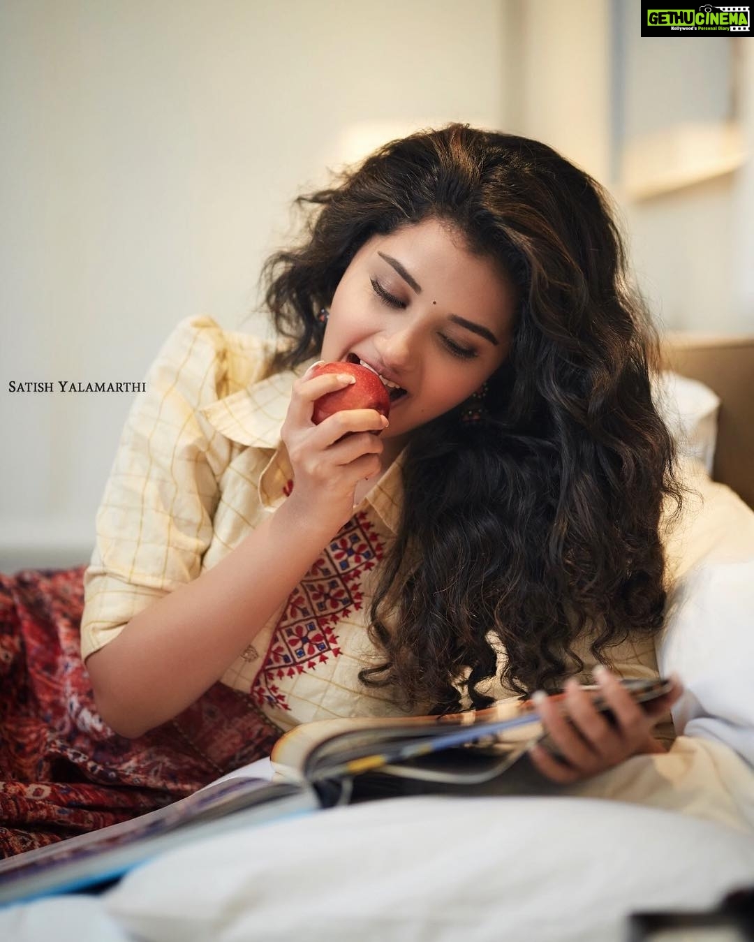 Anupama Parameswaran Instagram - Happy me ♥️ Pic-@satishyalamarthi Outfit by- @aninaboutique1 Styling-@amulamulya Accessories- @krishnassjoya Makeup - @shelarpravin99 Hairstyle - @koli_sarika7313 Love yaaa