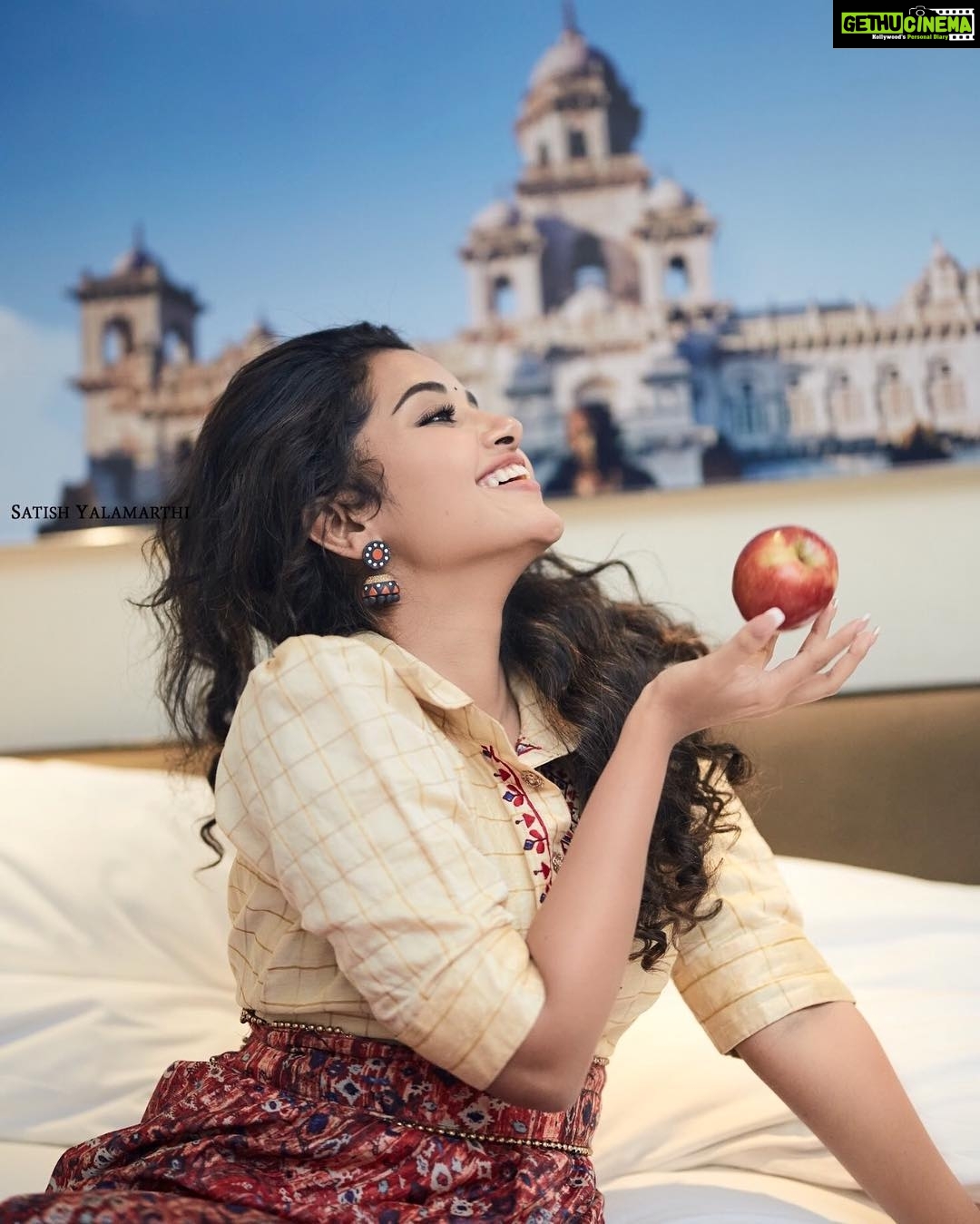 Anupama Parameswaran Instagram - Happy me ♥️ Pic-@satishyalamarthi Outfit by- @aninaboutique1 Styling-@amulamulya Accessories- @krishnassjoya Makeup - @shelarpravin99 Hairstyle - @koli_sarika7313 Love yaaa