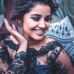 Anupama Parameswaran Instagram - About last night ♥️ Loved this beautiful black gown by @aninaboutique1 .. styled by @amulAmulya😘 Clicked by @crafty_chandu😇 Makeup @shelarpravin99😛 😅 Hairstyle @koli_sarika7313 😘