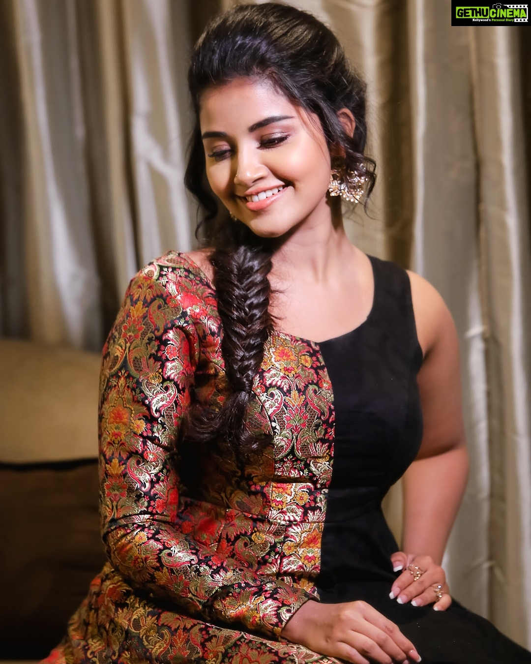 Anupama Parameswaran Instagram - Tradition 🖤 Trend Stylist @lavanyabathina Outfit @priyarachakonda Accessories @mspinkpantherjewel PC @Kalyanchatha6840 MUA @shelarpravin99 Hairstylist. @koli_sarika7313 #tejiloveyou promotions 🤗