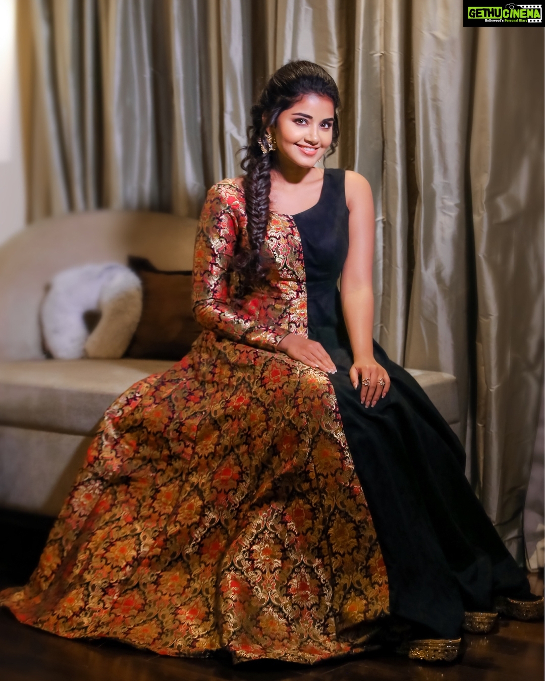 Anupama Parameswaran Instagram - Tradition 🖤 Trend Stylist @lavanyabathina Outfit @priyarachakonda Accessories @mspinkpantherjewel PC @Kalyanchatha6840 MUA @shelarpravin99 Hairstylist. @koli_sarika7313 #tejiloveyou promotions 🤗