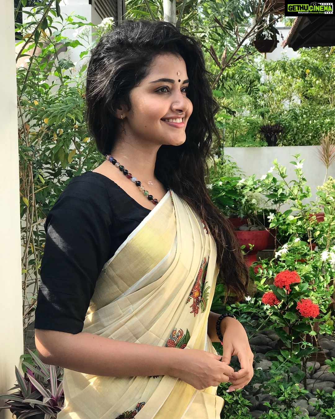 Anupama Parameswaran Instagram - Vishu vibes 🌟 #dadclicks Clicked by @parameswaranerekkath
