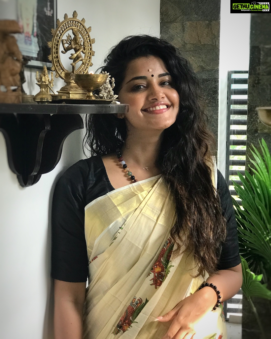 Anupama Parameswaran Instagram - Vishu vibes 🌟 #dadclicks Clicked by @parameswaranerekkath