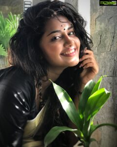 Anupama Parameswaran Instagram - Vishu vibes 🌟 #dadclicks Clicked by @parameswaranerekkath