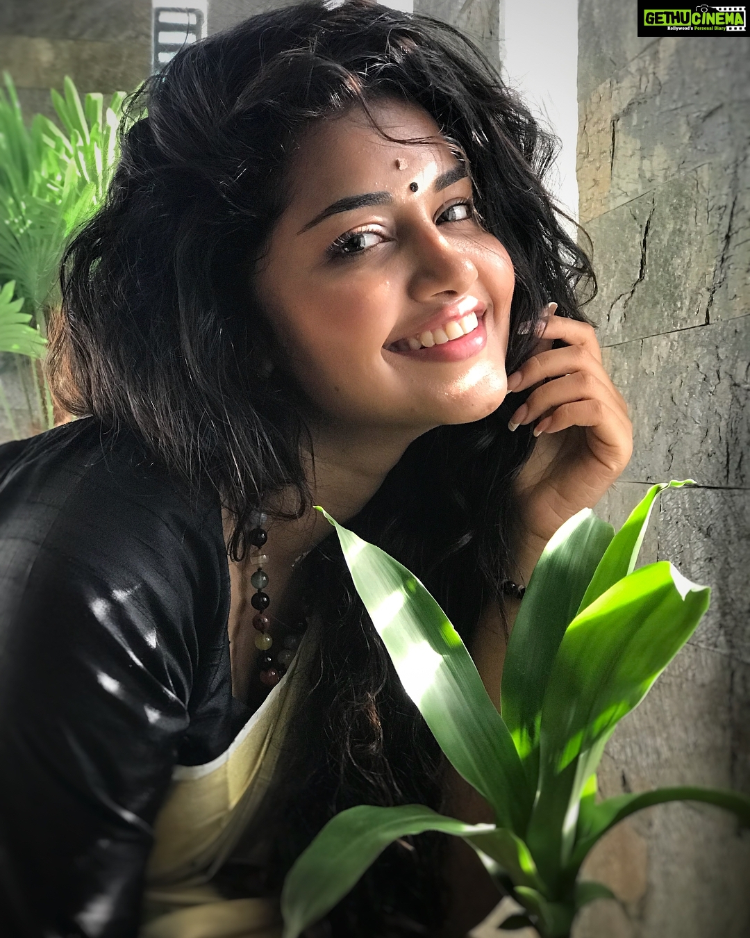 Anupama Parameswaran Instagram - Vishu vibes 🌟 #dadclicks Clicked by @parameswaranerekkath