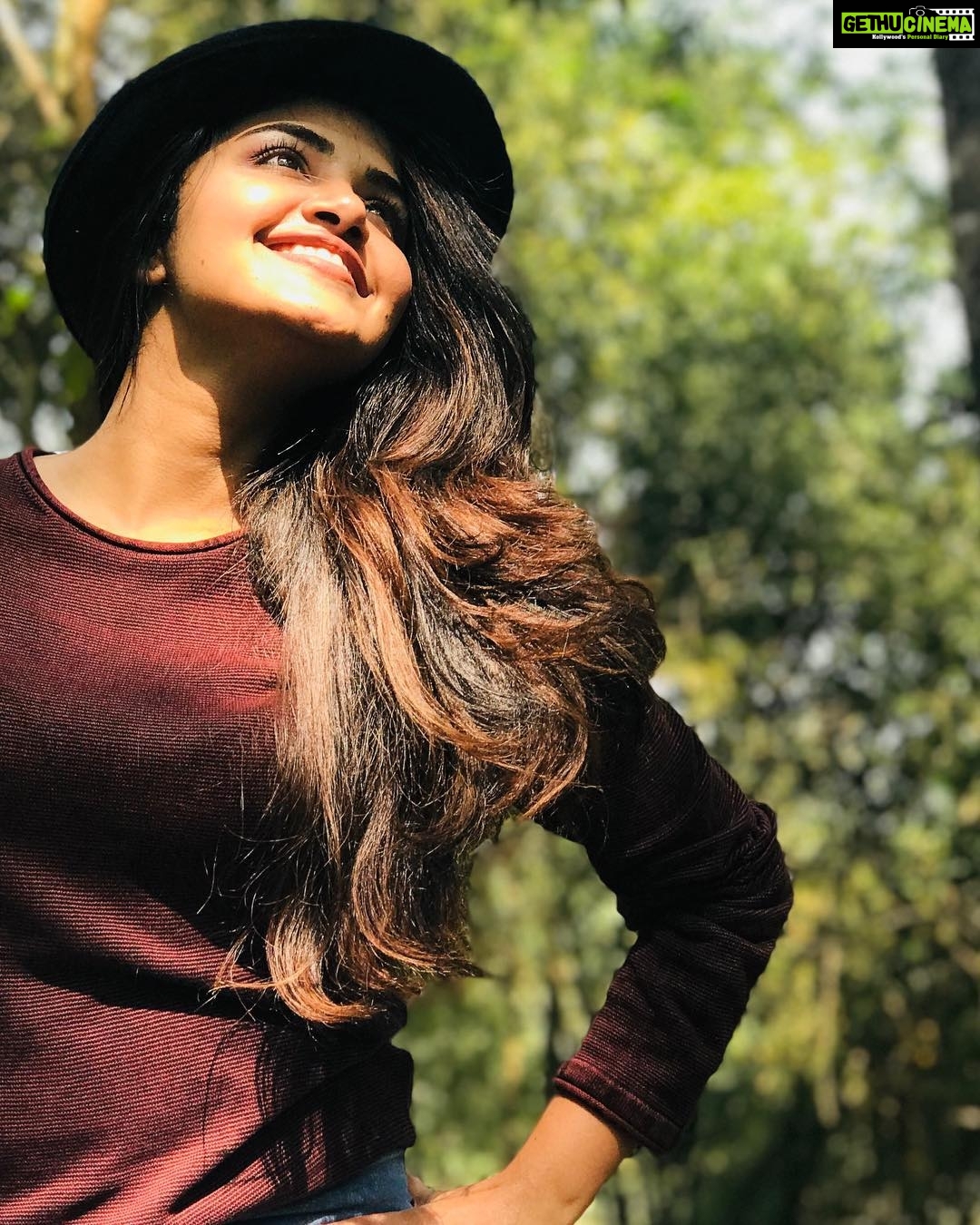 Anupama Parameswaran Instagram - Sun kissed 🌞😘🙆🏻♀️