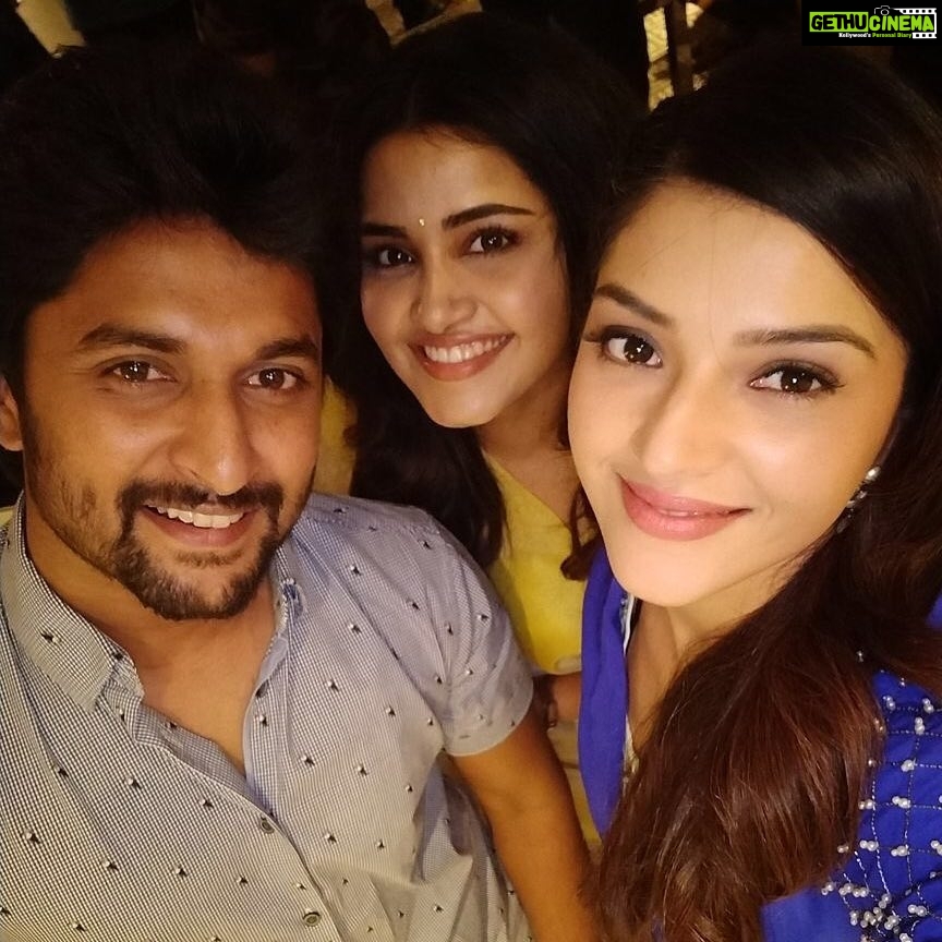 Anupama Parameswaran Instagram - When I met two crazy ppl @nameisnani and @mehreenpirzadaa 😘😘😘
