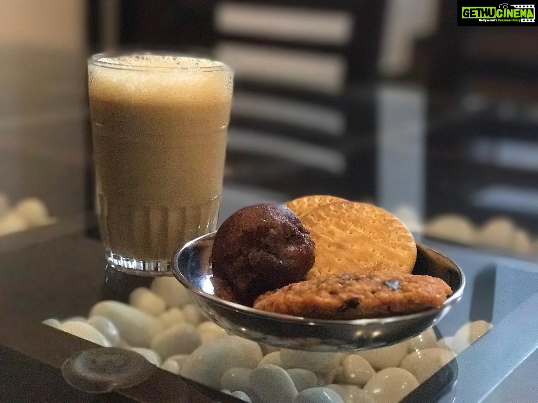 Anupama Parameswaran Instagram - Chaaya ,parippuvada ,unniyappam and Marie gold biscuit 😛 My evening can't be better 😘 #nostalgia