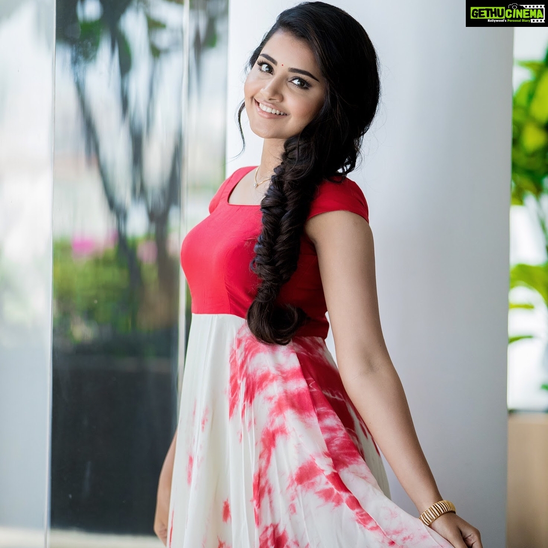 Anupama Parameswaran Instagram - Happiness radiates like the fragrance from a flower and draws all good things towards you. Have a wonderful Sunday ❤️ Design and styled by: @madhulathareddylabel Jewellery by: @aarni_by_shravani Shot by: @karteeksivagouni and team @mudiraj_navin Makeup: @shelarpravin99 Hairstyle: @kaminihairstylist When I had to dress up for an event ❣️ When I had these amazing ppl around ❣️ #shootdairies