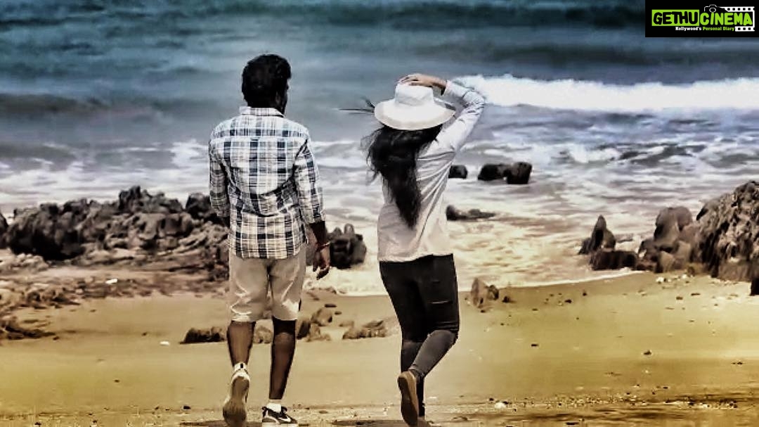 Anupama Parameswaran Instagram - With dearest Kishore gaaaru ππ½ππΌππ» Vizag beach π #vunnadhiokatezindagi πππ»β₯οΈ