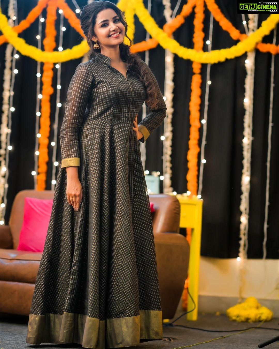 Anupama Parameswaran Instagram - Credits Styling: @meghanaalluri Outfit by: @labelma.ya Photography: @anvesh_yadav @puchi.photography Makeup : @shelarpravin99 Hairstyle: @talekarvaijayanti Traditional π€ in black #vunnadhiokatezindagi soon πππ