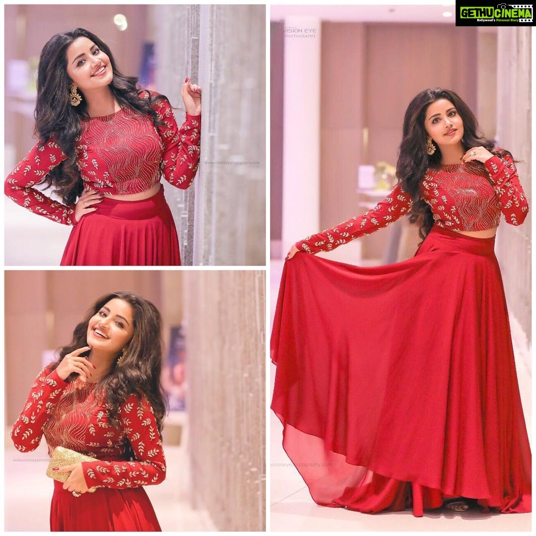 Anupama Parameswaran Instagram - Facebook : www.facebook.com/visioneyephotography Insta : @visioneye_photography Designer : @mishruofficial Styling : @Sandhya0521 Clutch/accessories : @accessoriesbyanandita Makeup : @shelarpravin99 Hairstyle : @kaminihairstylist Promoting #VOZ ♥️
