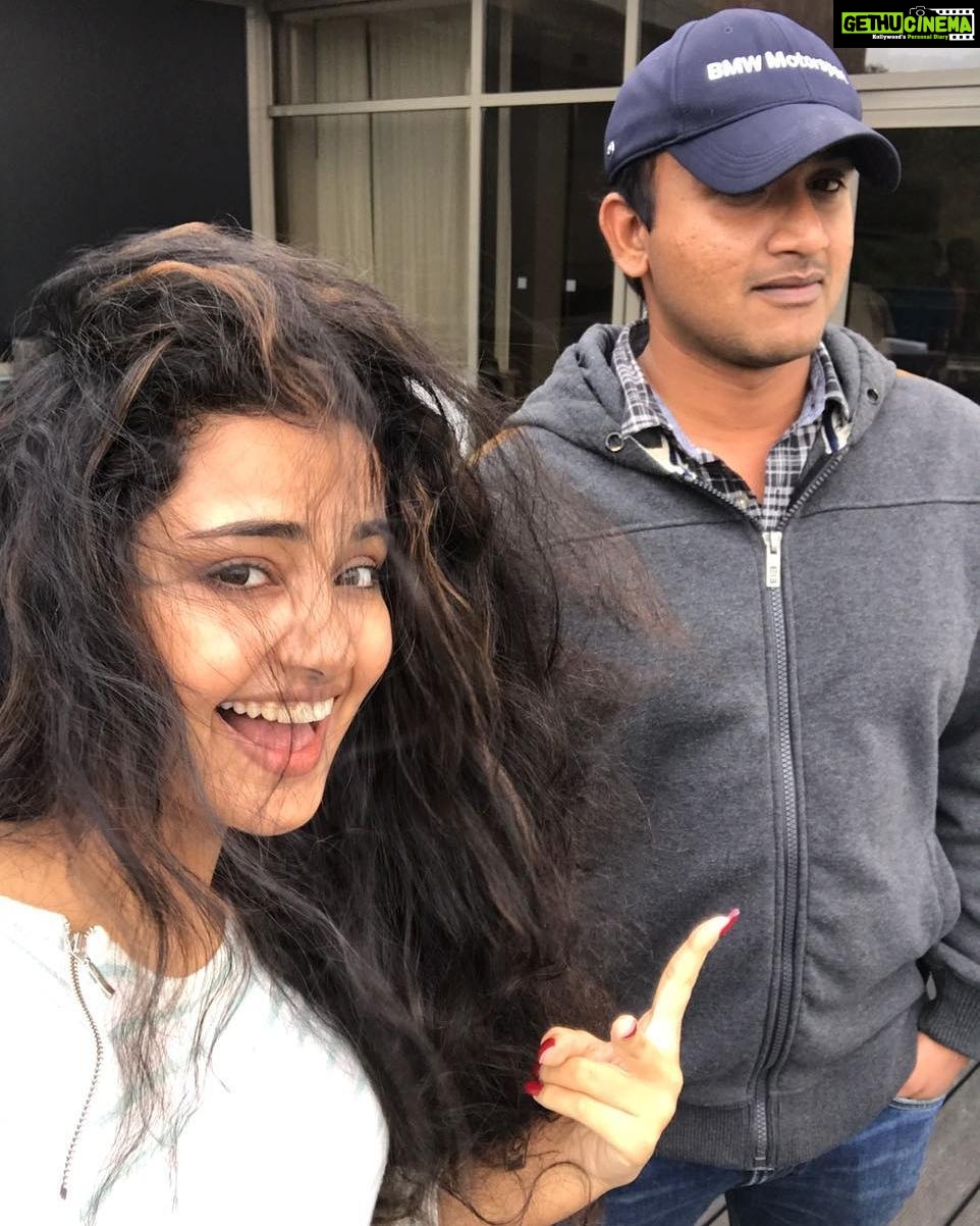 Anupama Parameswaran Instagram - Hehe look who is here with a little weird expression 😜 Director @merlapaka 🙈🙉🙊 #krishnarjunayudham #shootdiaries 😍 Europe/Prague