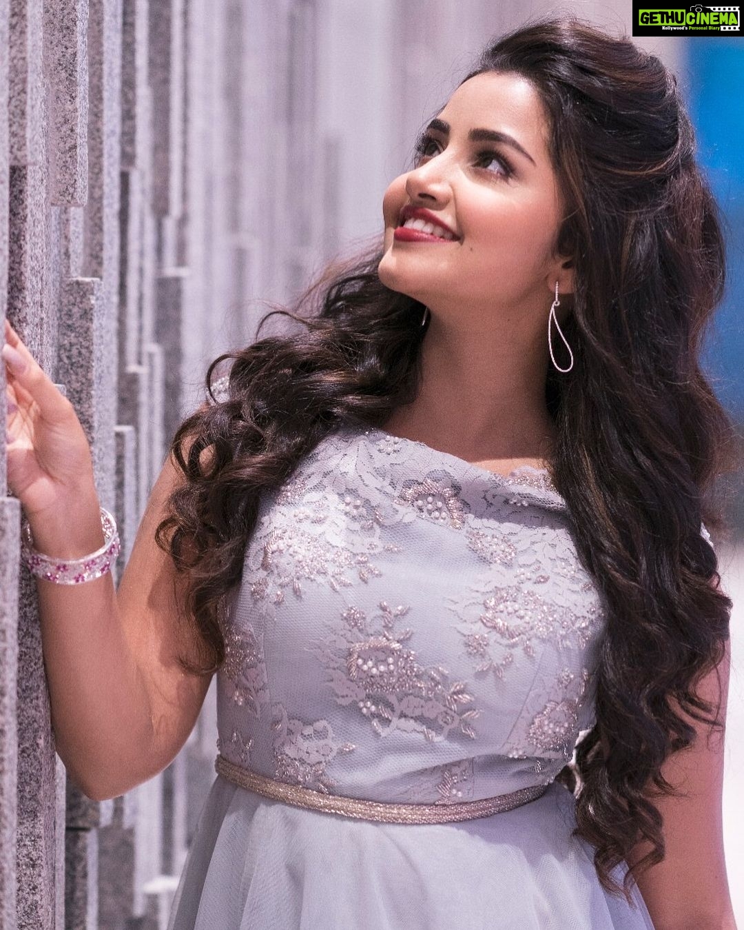 Anupama Parameswaran Instagram - Vunnadhi Okate zindagi pre-release event ❤️ Outfit - @VinetiBolaki Jewellery - @kalasha_finejewels Photography @chandan_venigella Styled by @ShravyaVarma Makup by @shelarpravin99 Hairstyle by @kaminihairstylist Thanku guys 🖤loved it