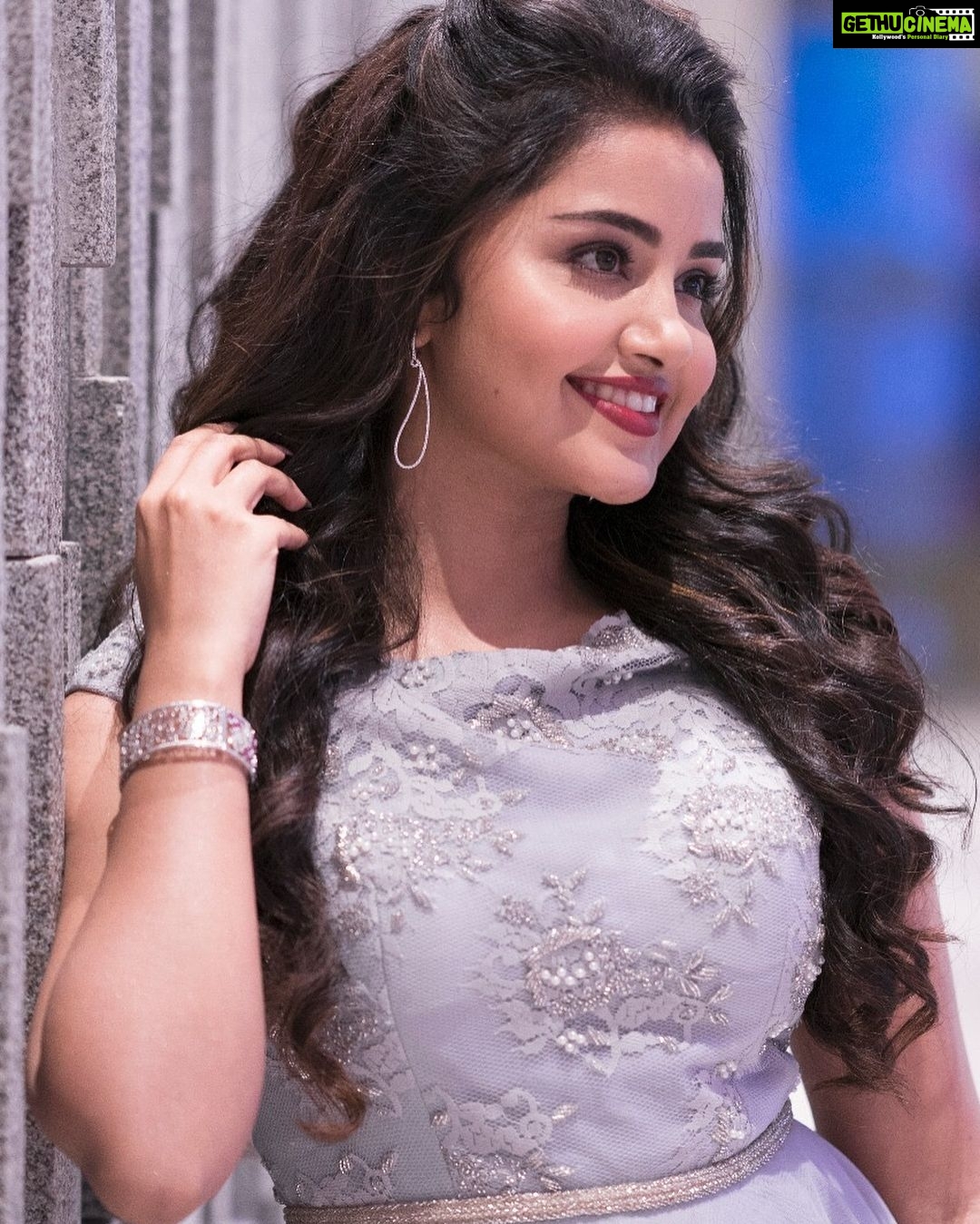 Anupama Parameswaran Instagram - Vunnadhi Okate zindagi pre-release event ❤️ Outfit - @VinetiBolaki Jewellery - @kalasha_finejewels Photography @chandan_venigella Styled by @ShravyaVarma Makup by @shelarpravin99 Hairstyle by @kaminihairstylist Thanku guys 🖤loved it