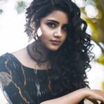 Anupama Parameswaran Instagram - Having fun colours around 🌈 Having crazy ppl around 💃🏻 Credits Styling: @meghanaalluri Outfit by: @labelma.ya Photography: @anvesh_yadav @puchi.photography Makeup: @shelarpravin99 Hairstyle: @talekarvaijayanti Thank u guys ....u r super fun to work with ♥️♥️♥️ #vunnadhiokatezindagi promotions 👹