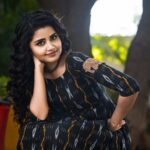 Anupama Parameswaran Instagram - Having fun colours around 🌈 Having crazy ppl around 💃🏻 Credits Styling: @meghanaalluri Outfit by: @labelma.ya Photography: @anvesh_yadav @puchi.photography Makeup: @shelarpravin99 Hairstyle: @talekarvaijayanti Thank u guys ....u r super fun to work with ♥️♥️♥️ #vunnadhiokatezindagi promotions 👹