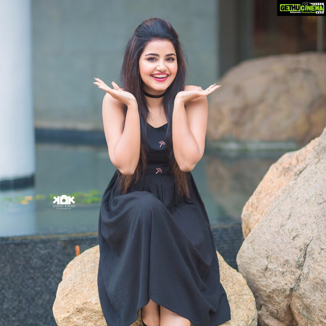 Anupama Parameswaran Instagram - Credits Styling: @meghanaalluri Outfit: @notchabovecreations Photography: @kamalkirang Makeup : @shelarpravin99 Hairstyle: @kaminihairstylist Thanku guys 🖤 It's the "ME" look 😅 Loved it #vunnadhiokatezindagi promotions 🤗