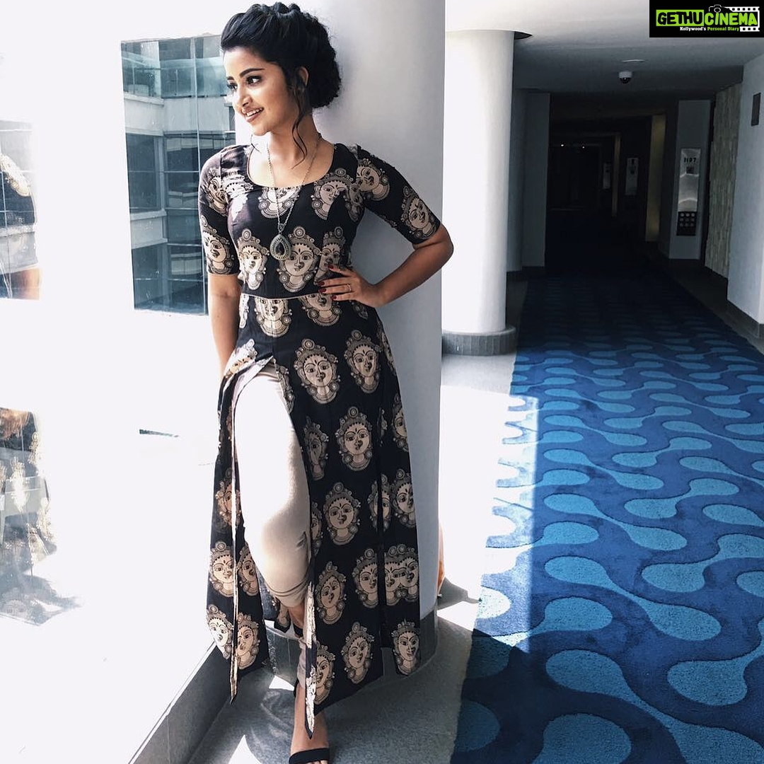 Anupama Parameswaran Instagram - And..... It's promotion time again 🎬🎤🎭 Styled by: @meghanaalluri 💃🏻♥️ Outfit by: @labelma.ya ♥️ Makeup : @shelarpravin99 Hairstyle : @kaminihairstylist Thank you guys 😀 Loved it 🖤 #VOZ
