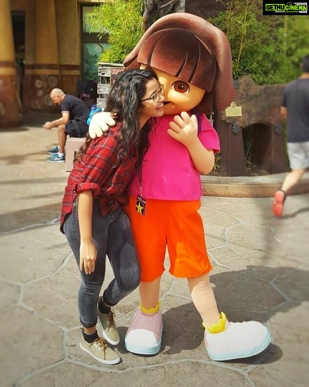 Anupama Parameswaran Instagram - Kiss of love ❤ #usdiaries #universalstudios #doralove 😘😍