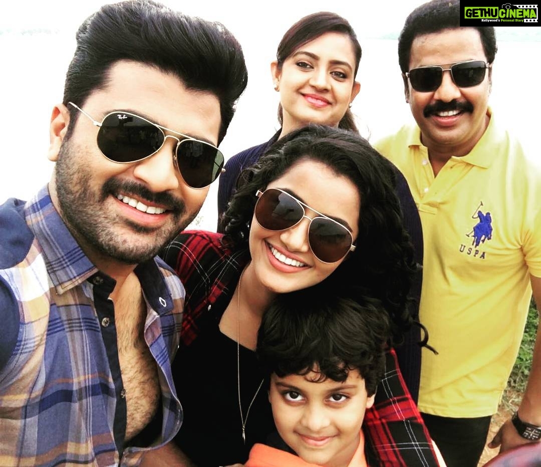 Anupama Parameswaran Instagram - #throwback #family❤ #shatamanambhavathi #shootdiaries