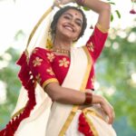 Anupama Parameswaran Instagram - Happy Onam And me 😜🌺🌸🌼 @poornimaindrajith X @jiksonphotography Irinjalakuda