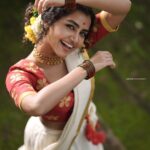 Anupama Parameswaran Instagram – Happy Onam 🌸🌺🌼🌿

Wearing @poornimaindrajith ♥️♥️♥️
Captured by @jiksonphotography 🔥🔥🔥
 @lightsoncreations 
Necklace @made_for_hers
Make up and styling by me and my amma @sunithaparameswaran75 🥰 Irinjalakuda